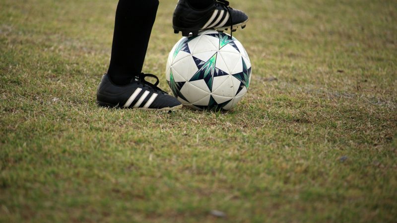 Waarom voetballers sokken met gaten dragen