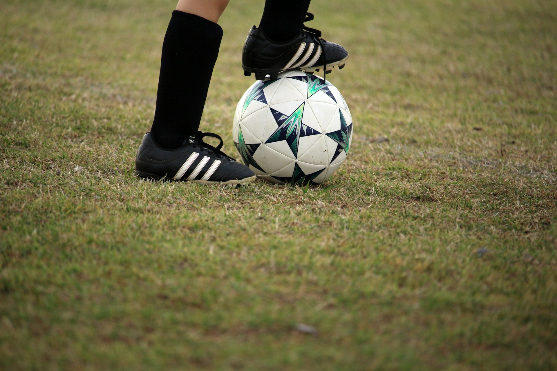 Waarom voetballers sokken met gaten dragen